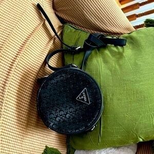 Guess, round purse